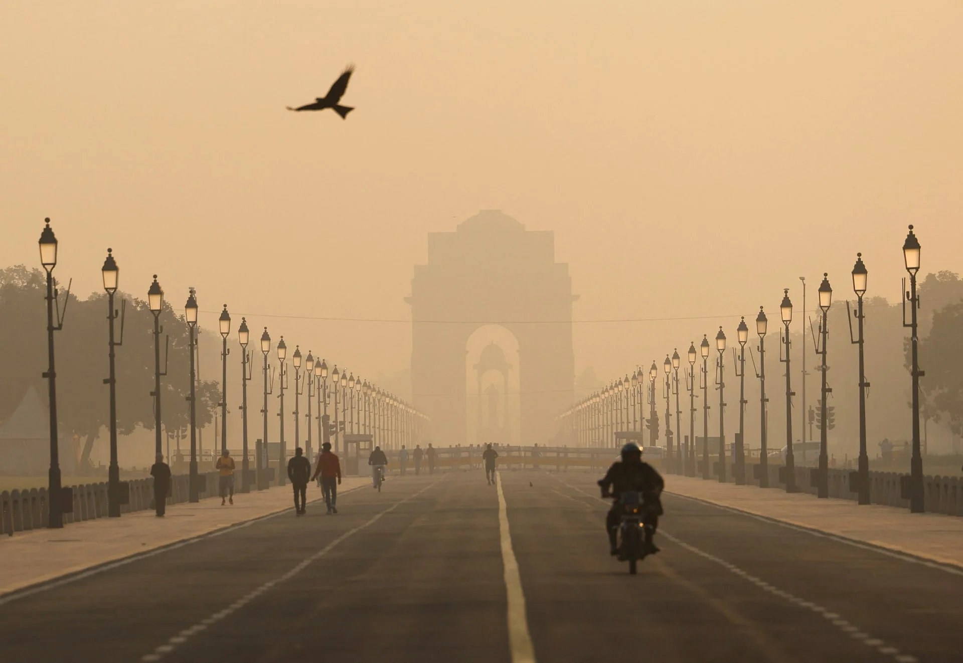 Delhi Dust Storm Swallows India Gate, Viral Video Captures Joggers in 'Nearly Invisible' Haze
