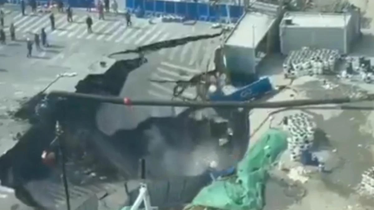 Terrifying Shanghai Sinkhole Swallows Road near Metro Site, Sparks Infrastructure Concerns