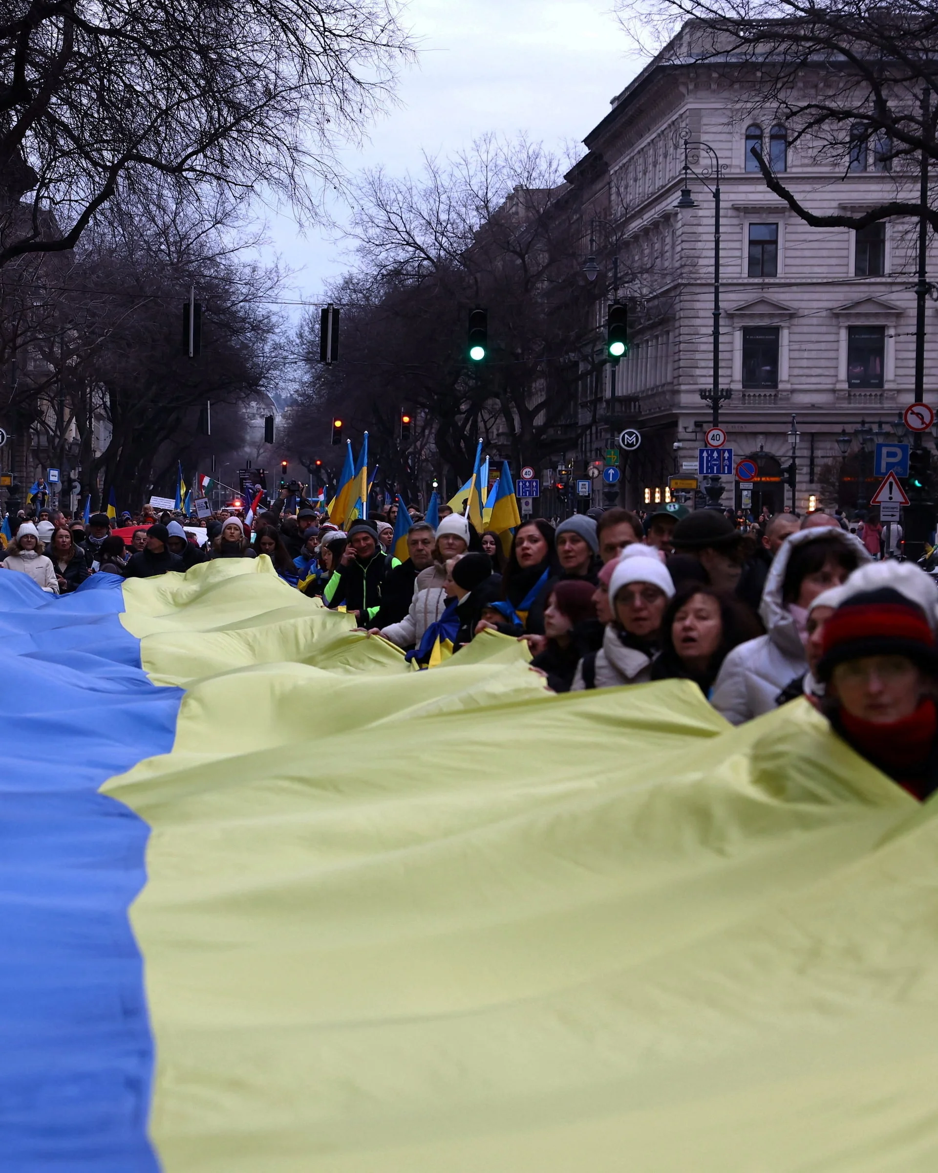 Ukraine Eyes New Peace Talks Amid Escalating Conflict and Hungarian Sanctions Blockade